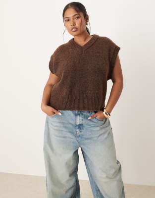 ASOS DESIGN Curve - Kastiger, flauschiger Pullunder in Schokobraun mit V-Ausschnitt-Brown