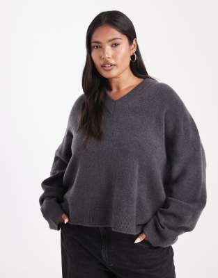 ASOS DESIGN Curve - Kastiger Strickpullover in Anthrazit mit V-Ausschnitt-Grau