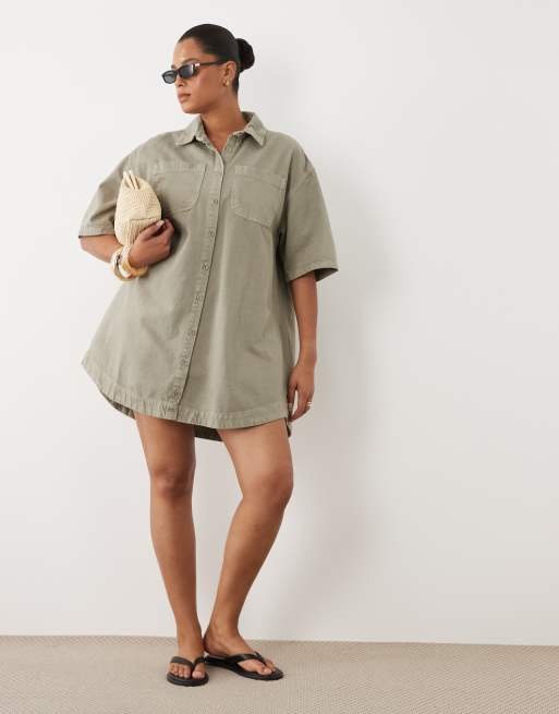 ASOS DESIGN Curve – Kastiges Hemdblusenkleid aus Denim in Khaki mit Taschendetail, 2 von 4