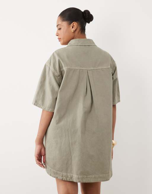 ASOS DESIGN Curve – Kastiges Hemdblusenkleid aus Denim in Khaki mit Taschendetail, 4 von 4