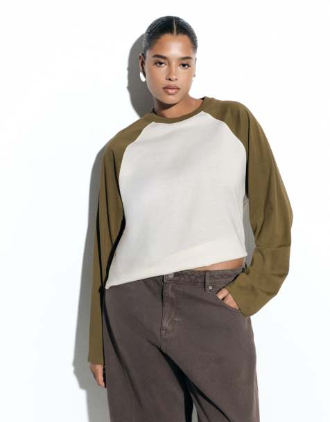 ASOS DESIGN Curve kastiges Raglanoberteil mit kontrastierenden Ärmeln in Cremeweiß und Khaki - view 1