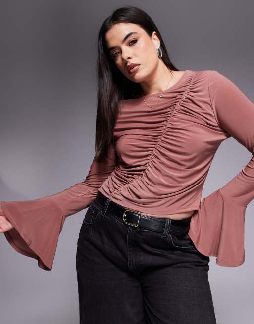 ASOS DESIGN Curve – Kasztanowy asymetryczny top z marszczeniem i długimi rozkloszowanymi rękawami