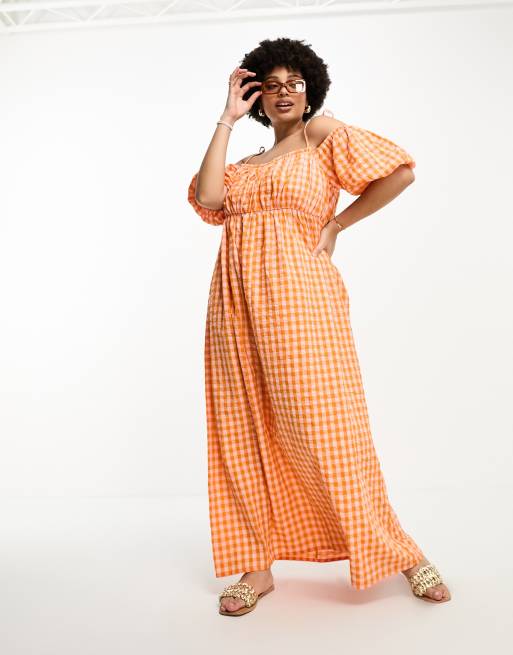 ASOS DESIGN Curve Katoenen maxi jurk met blote schouders gerimpelde buste en gingham ruit in roze en oranje