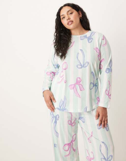 ASOS DESIGN Curve - Kerstmis - Gestreepte pyjamaset van top met lange mouwen en broek met strikkenprint in blauw