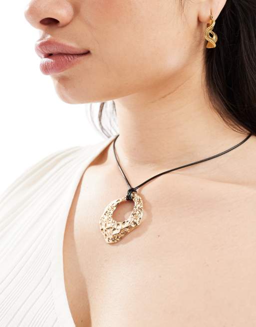 ASOS DESIGN Curve - Ketting met koord en gehamerd hangertje in goudkleur