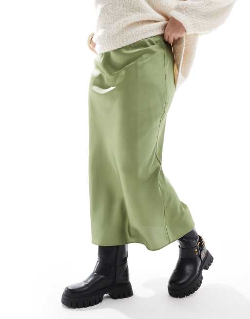 ASOS DESIGN Curve - Khakigrøn midinederdel med skråsnit i satin, 2 af 5