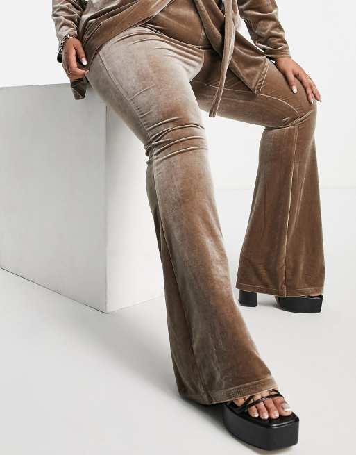 ASOS DESIGN Curve - Kick flare-pantalon van fluweel in nertskleur, 4 van 4