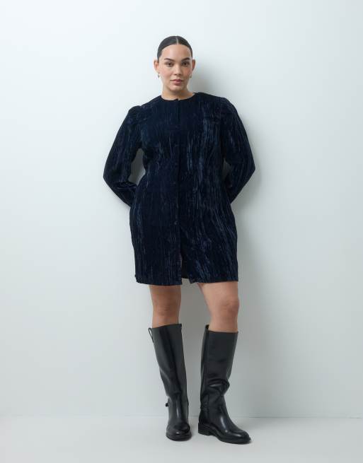 ASOS DESIGN Curve kjole med rund hals og knaplukning foran i navy velour, 3 af 4