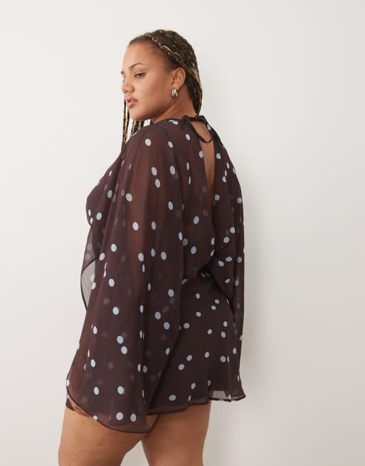 ASOS DESIGN Curve klänning i minilängd med hög krage, draperad front och extrem cape-ärm i brun prickig, 4 av 4