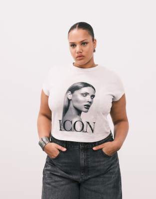ASOS DESIGN Curve - Knapp geschnittenes T-Shirt in meliertem Eisgrau mit „Icon"-Grafikprint im Zeitschriften-Look