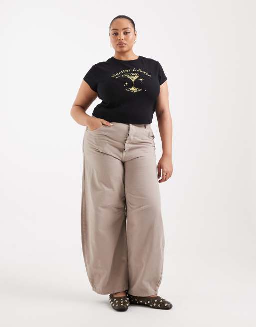 ASOS DESIGN Curve – Knapp geschnittenes T-Shirt in Schwarz mit „Martini“-Print, 3 von 4