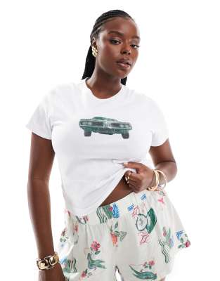 ASOS DESIGN Curve - Knapp geschnittenes T-Shirt in Weiß mit Auto-Vintage-Grafikprint