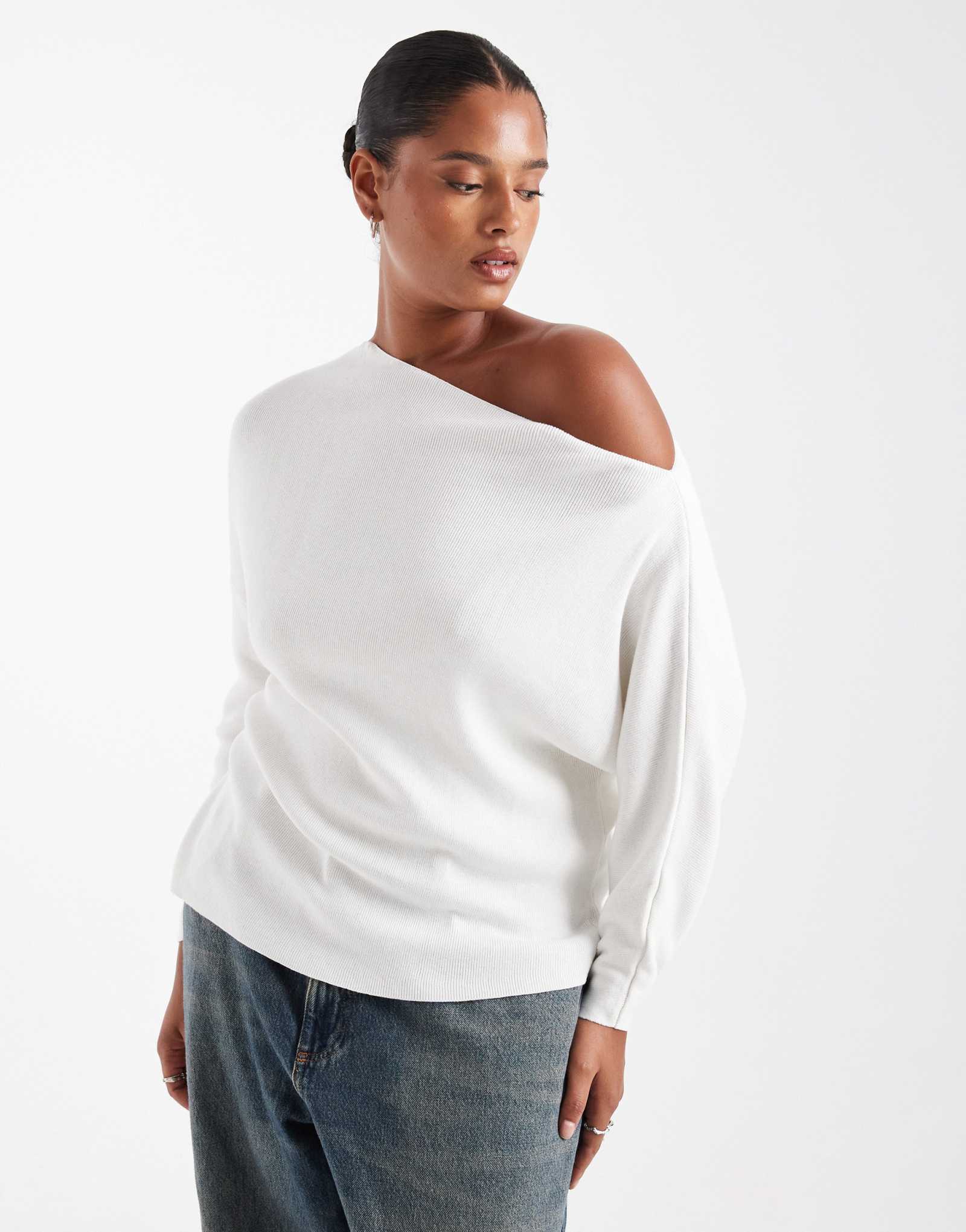 Асимметричный топ в рубчик с открытыми плечами кремового цвета от ASOS DESIGN из плотного трикотажа в рубчик