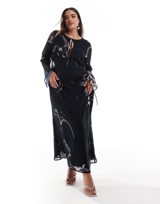 ASOS DESIGN Curve – Kopertowa czarna sukienka maxi z wiązaniem w atramentowy wzór