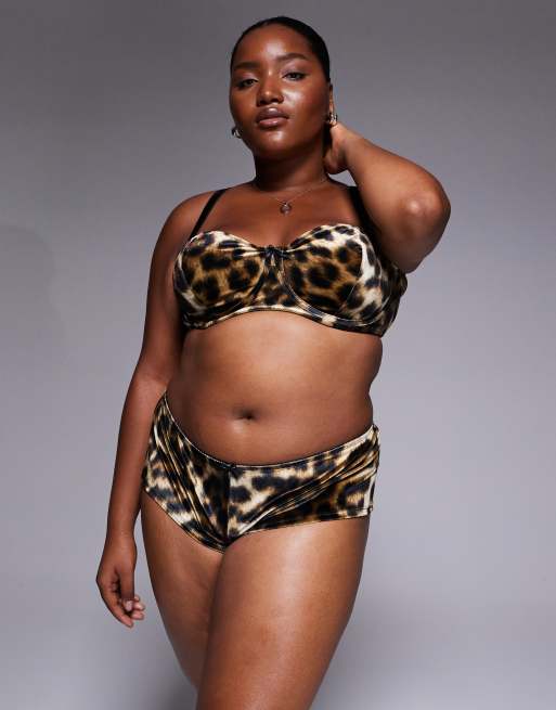 ASOS DESIGN Curve – Kora – Bruna, leopardmönstrade shorts i sammet med hipsterstil, 3 av 4