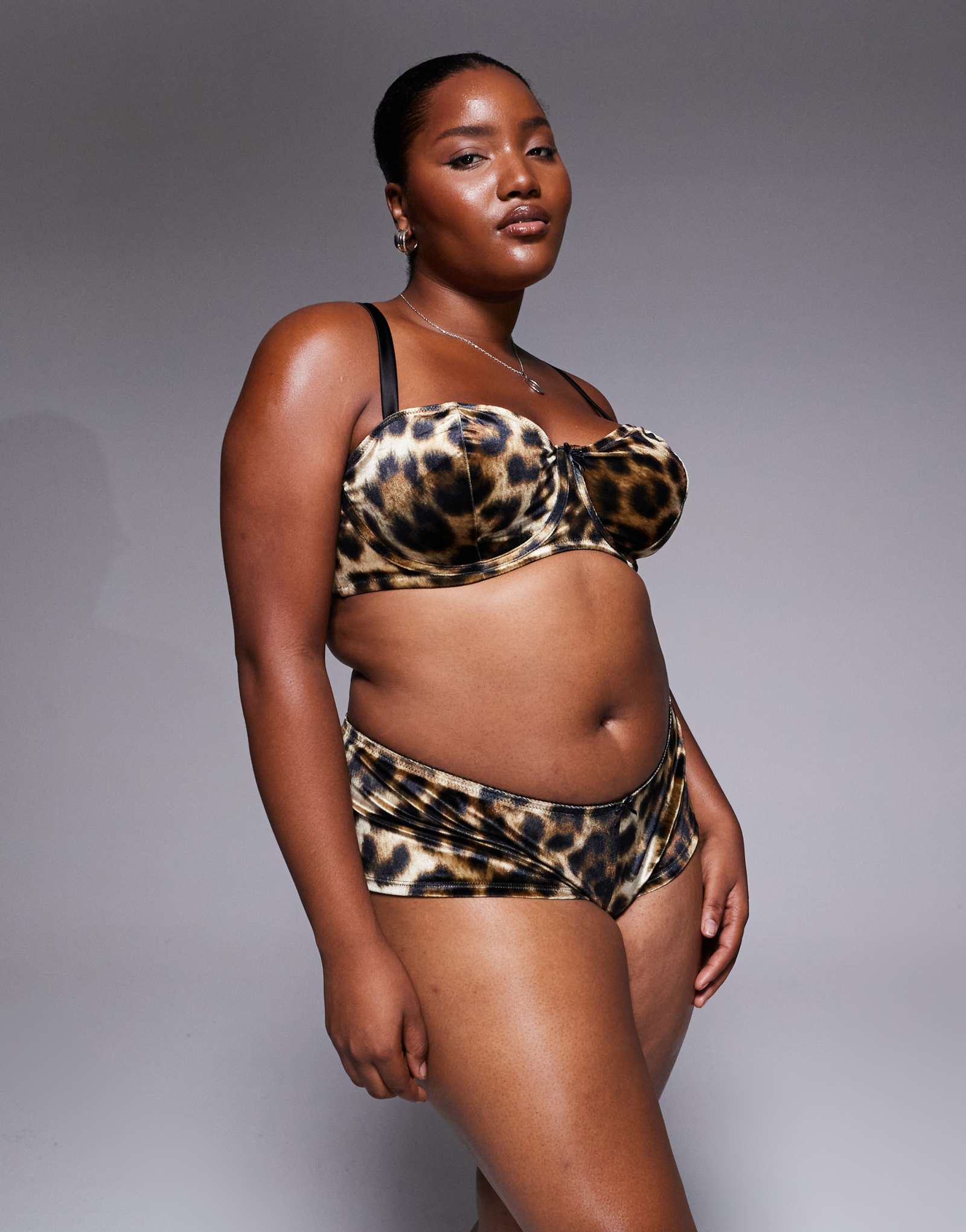 Хипстерские шорты ASOS DESIGN Curve Kora из леопардового бархата коричневого цвета