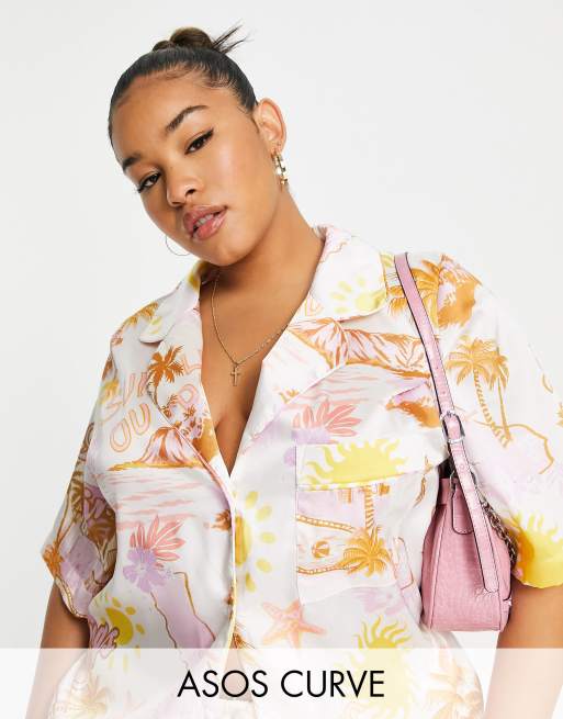 ASOS DESIGN Curve - Kortærmet skjorte i pastelfarvet postkortprint i satin
