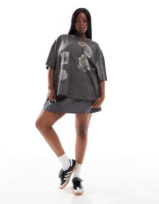 ASOS DESIGN Curve - Kraftig boyfriend-T-shirt med grafisk 'New York'- og polaroid-print og blomsterprint i vasket koksgrå