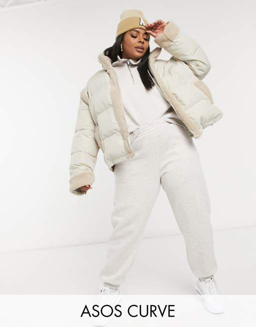 ASOS DESIGN Curve – Krämfärgad pufferjacka med paneler i teddytyg