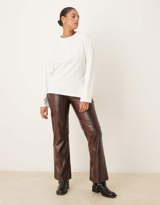 ASOS DESIGN Curve – Krämvit t-shirt med asymmetrisk fåll, långa ärmar och markerad midja, 2 av 4