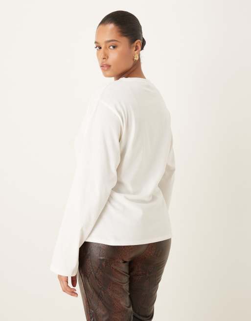 ASOS DESIGN Curve – Krämvit t-shirt med asymmetrisk fåll, långa ärmar och markerad midja, 3 av 4