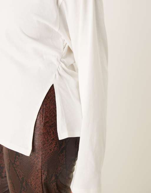 ASOS DESIGN Curve – Krämvit t-shirt med asymmetrisk fåll, långa ärmar och markerad midja, 4 av 4