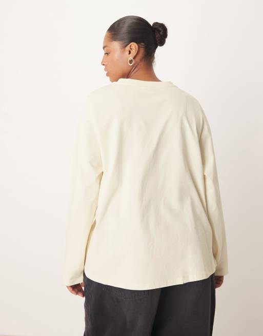 ASOS DESIGN Curve – Krämvit t-shirt med långa ärmar och veck, 4 av 4