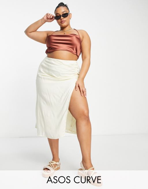 ASOS DESIGN Curve – Kremowa drapowana spódnica midi z guzikami z boku i rozcięciem na udzie