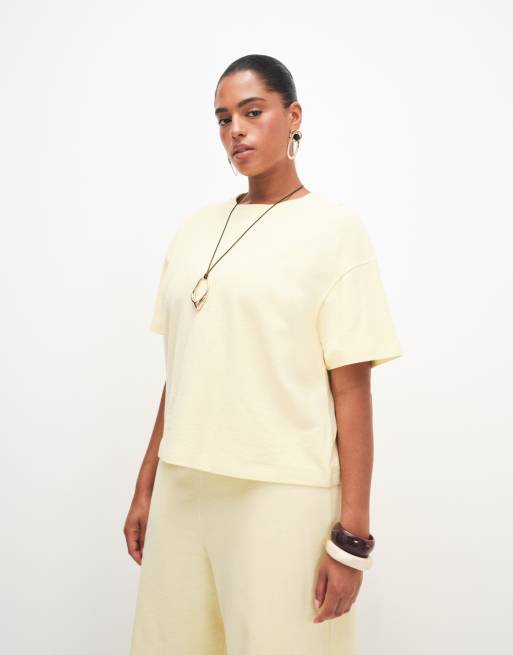 ASOS DESIGN Curve – Jasnożółty fakturowany zestaw: T-shirt oversize i spodnie z szerokimi nogawkami, 3 z 3