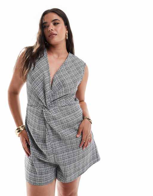 ASOS DESIGN Curve – Krótki czarno-biały kombinezon z dzianiny boucle ze skręconym przodem