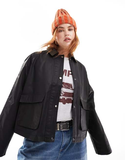 ASOS DESIGN Curve – Kurz geschnittene Wachsjacke in Braun mit kontrastierendem Kragen