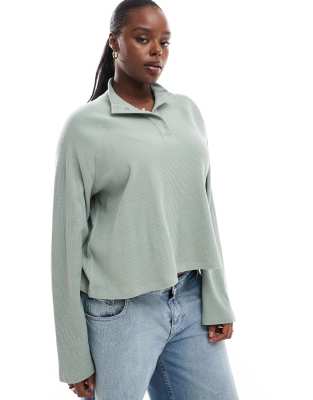 Thumbnail - ASOS DESIGN Curve - Kurz geschnittenes langärmliges Boxy Fit Henleyshirt in Salbeigrün mit Waffelstruktur