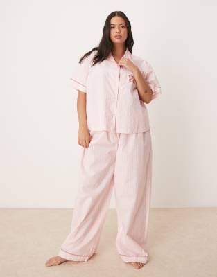 ASOS DESIGN Curve - Kurzärmeliger Pyjama in Rosa mit Streifen und „Coffee Break"-Stickerei