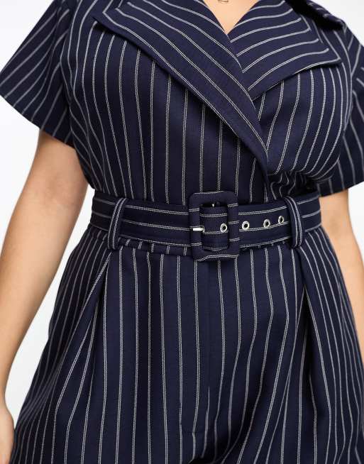 ASOS DESIGN Curve Kurzarmliger Playsuit im Smoking Design mit Nadelstreifen und Gurtel ASOS