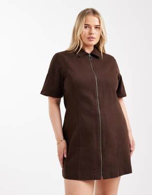 ASOS DESIGN Curve - Kurzärmliges Minikleid aus Denim in schokobrauner Waschung mit durchgehendem Reißverschluss-Brown