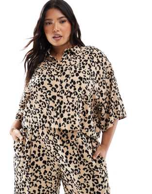 ASOS DESIGN Curve - Kurze Hemdbluse mit Animal Print, Kombiteil-Bunt