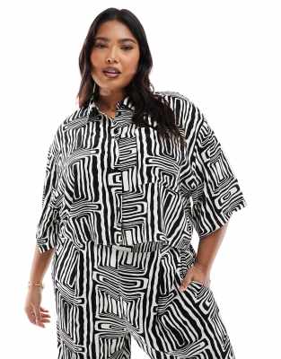 ASOS DESIGN Curve - Kurze Hemdbluse mit Schwarz-Weiß-Print, Kombiteil-Bunt