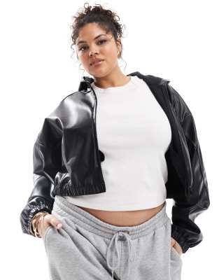 ASOS DESIGN Curve - Kurze Kapuzenjacke mit Reißverschluss aus PU in Schwarz