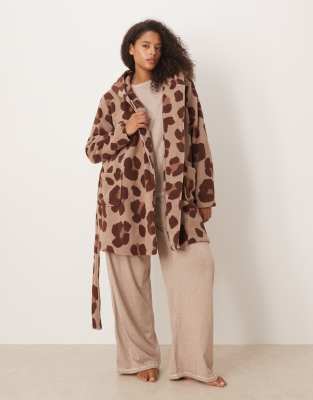 ASOS DESIGN Curve - Kurzer Bademantel aus Microfleece mit Leopardenmuster-Bunt