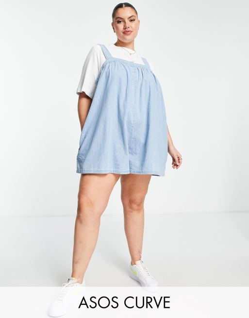 ASOS DESIGN Curve – Kurzer, gesmokter Playsuit aus weichem Denim in heller Waschung