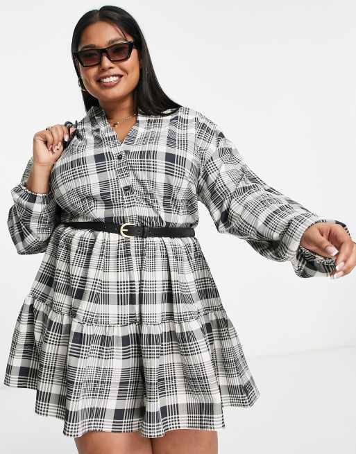 ASOS DESIGN Curve Kurzer gesmokter Playsuit mit schwarz weiBem Karomuster Knopfleiste und Gurtel ASOS