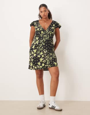 ASOS DESIGN Curve - Mini-Freizeitkleid mit Puffärmeln, Blümchenmuster und V-Ausschnitt-Rosa