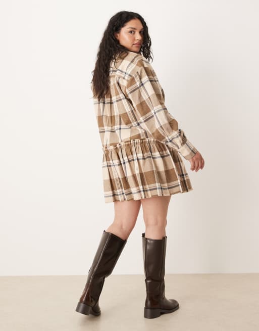 ASOS DESIGN Curve – Kurzes Hemdblusenkleid in Hellbraun mit tiefer Taille und farblich abgestimmtem Karomuster, 4 von 4