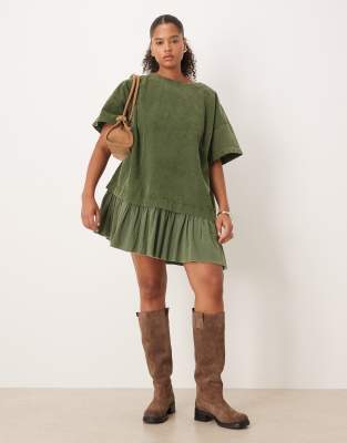 ASOS DESIGN Curve - Kurzes Hybrid-T-Shirt-Kleid aus Cord in verwaschenem Olivgrün