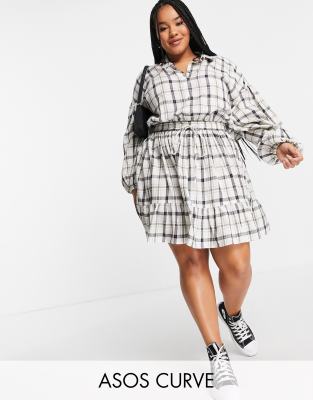 ASOS DESIGN Curve - Kurzes, kariertes Skater-Hemdkleid mit Rückenausschnitt-Mehrfarbig