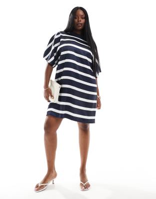 ASOS DESIGN Curve - Kurzes Oversize-T-Shirt-Kleid aus Satin in gestreiftem Marineblau-Bunt