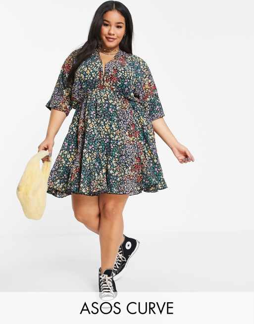 ASOS DESIGN Curve – Kurzes Skaterkleid mit Godets, V-Ausschnitt vorne und hinten und Blümchenmuster