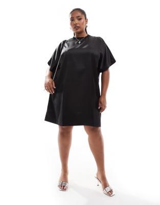 ASOS DESIGN Curve - Kurzes T-Shirt-Kleid aus schwarzem Satin mit Oversize-Passform und Midilänge