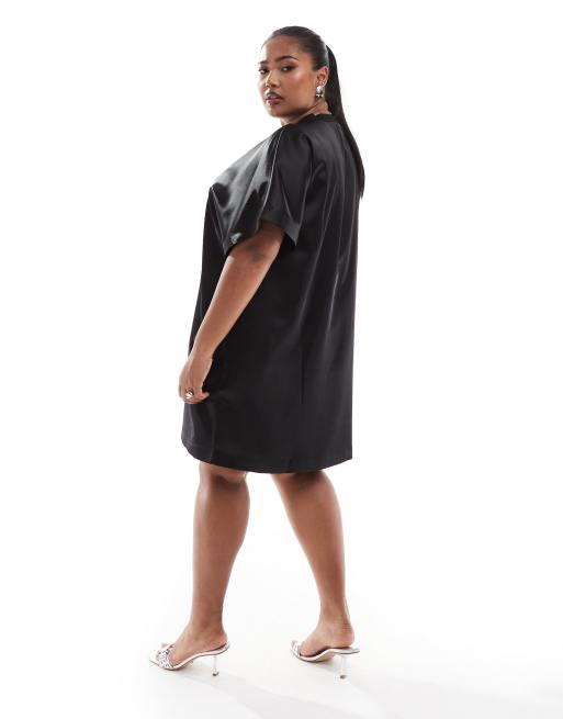ASOS DESIGN Curve – Kurzes T-Shirt-Kleid aus schwarzem Satin mit Oversize-Passform und Midilänge, 4 von 4