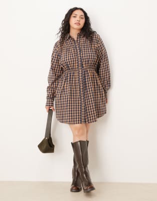 ASOS DESIGN Curve - Kurzes, tailliertes Hemdblusenkleid in hellbraun kariert-Brown